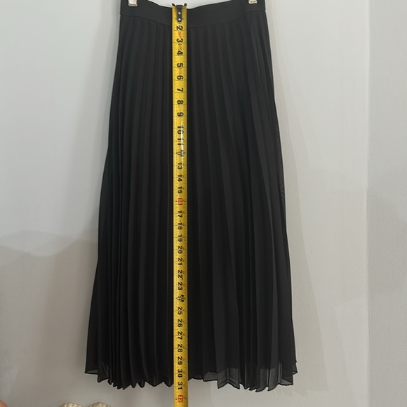 Gorgeous Pleated Lined black Skirt - Picture 6 of 7